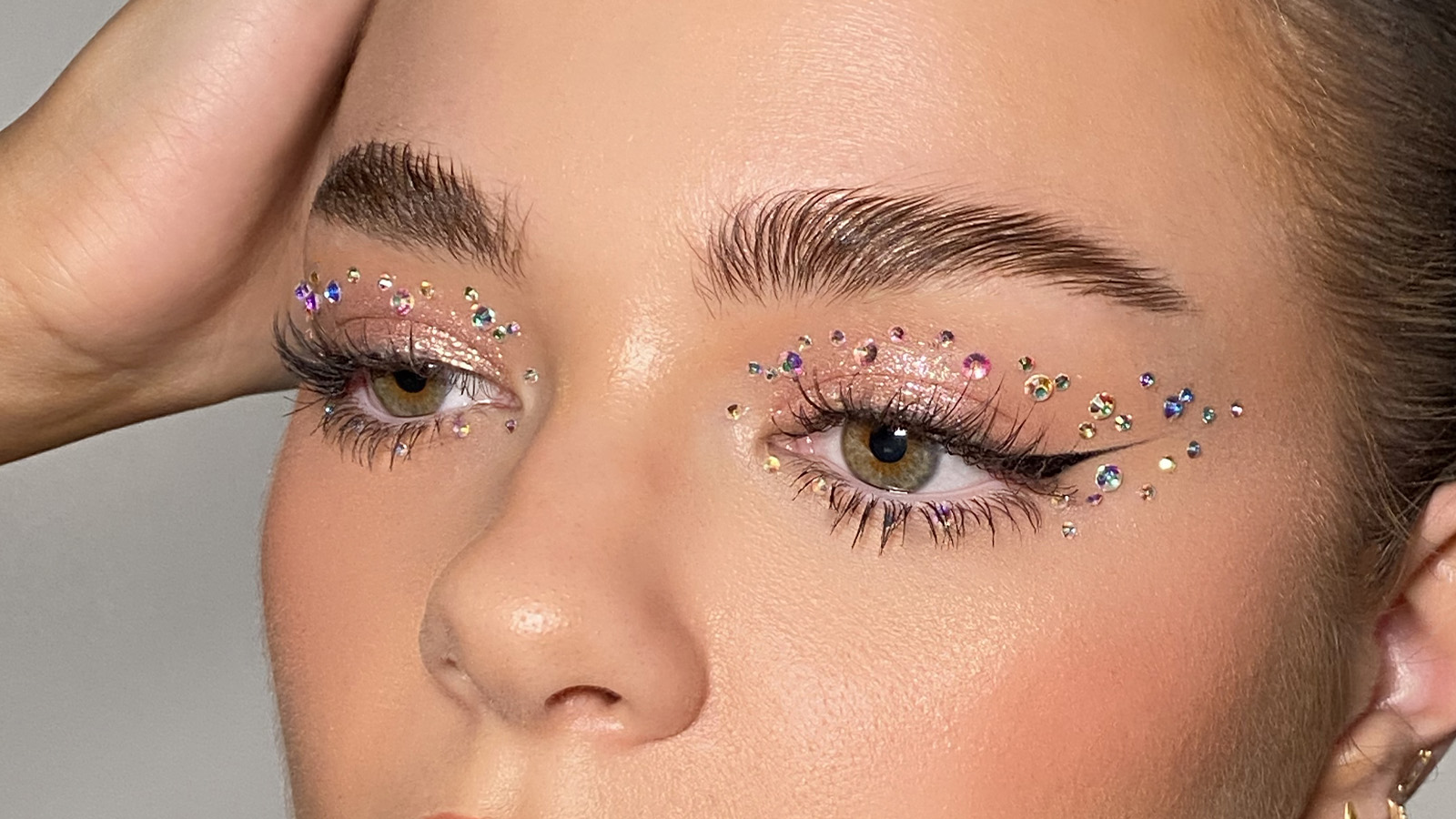 Guide to glitter eye makeup