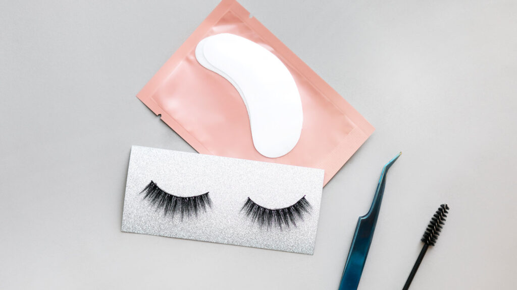 How to apply fake lashes in 5 easy steps